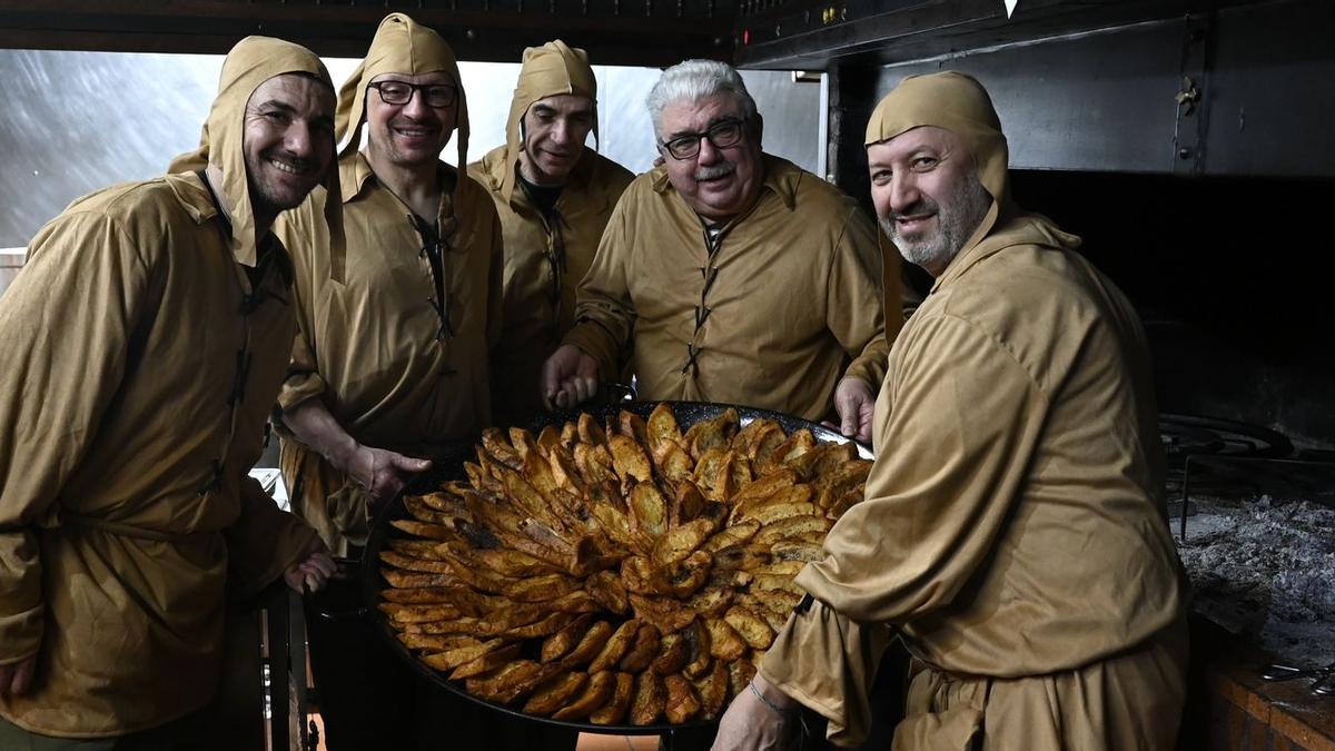Els xefs de l'Associació Gastronòmica de Vila-real van estar els autèntics protagonistes del sopar medieval de les festes fundacionals.