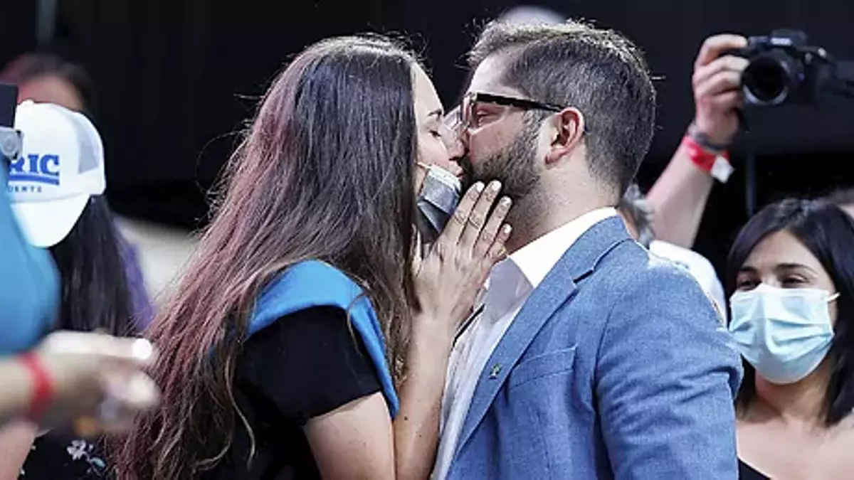 Boric e Irina Karamanos se besan durante el cierre de campaña en Santiago de Chile.