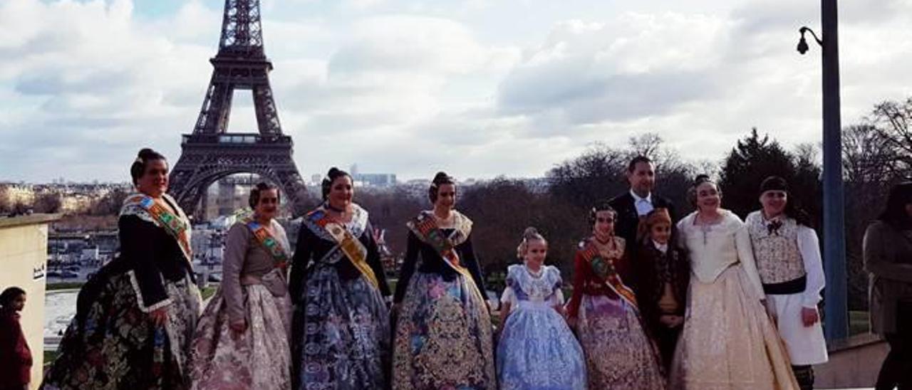 Emma junto a las falleras mayores de Silla, miembros de la JLF y Marcos, que fue mantendor.