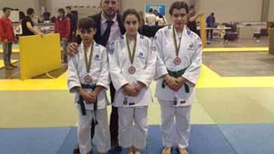 Los tres medallistas del Óscar Fernández en Tortosa.