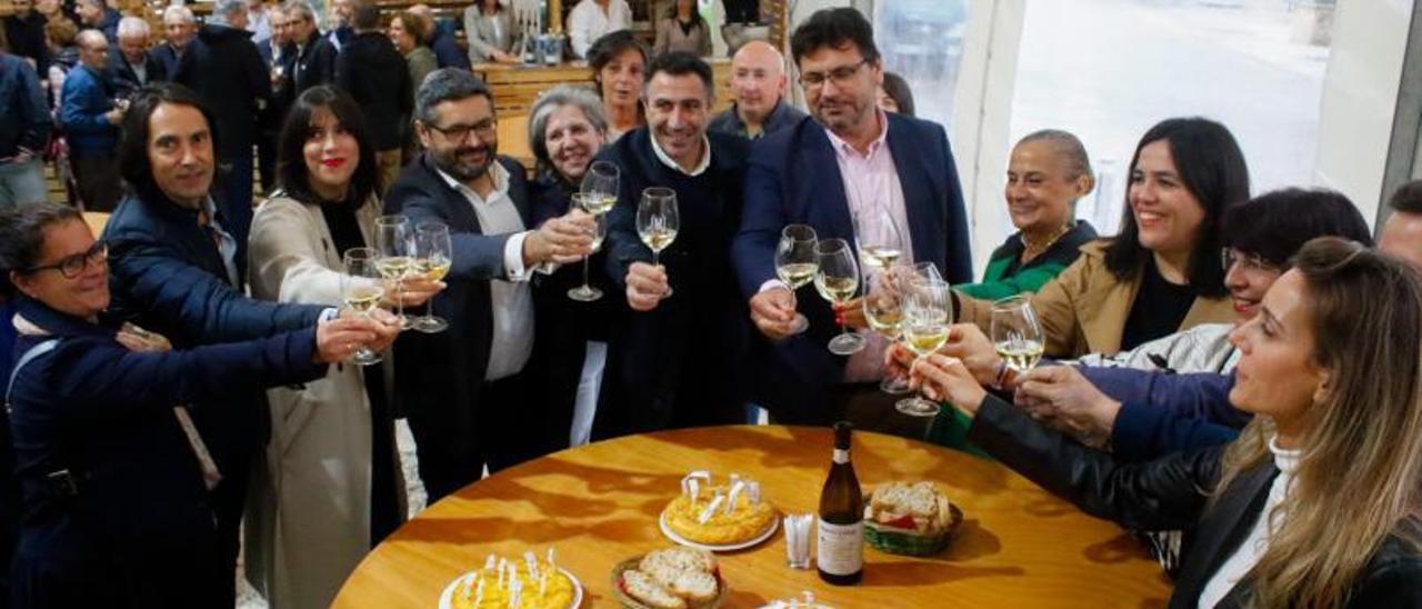 Brindis institucional de la inauguración de &quot;Meus Viños&quot;. |  // IÑAKI ABELLA