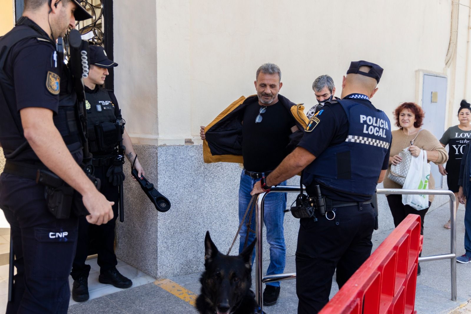 Normalidad y mucho control policial en el cementerio de Torrent en el primer aniversario del tiroteo