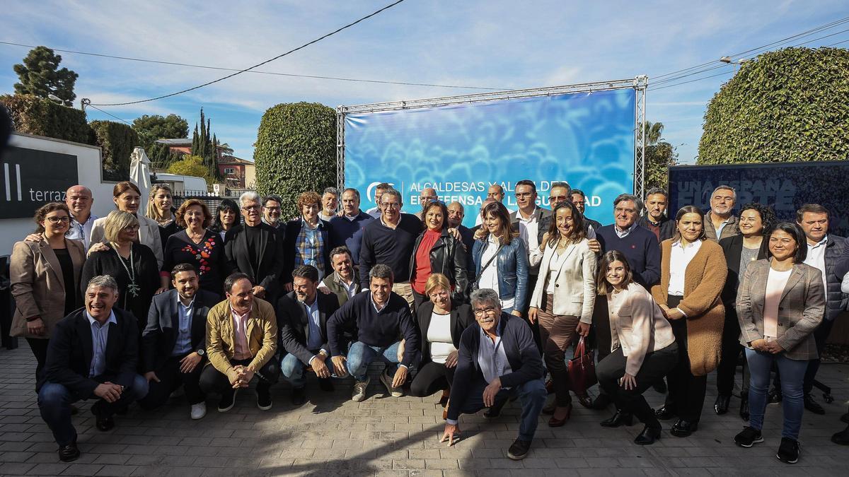 Alcaldes y portavoces municipales del PP de la provincia de Alicante que se han sumado a la cita.