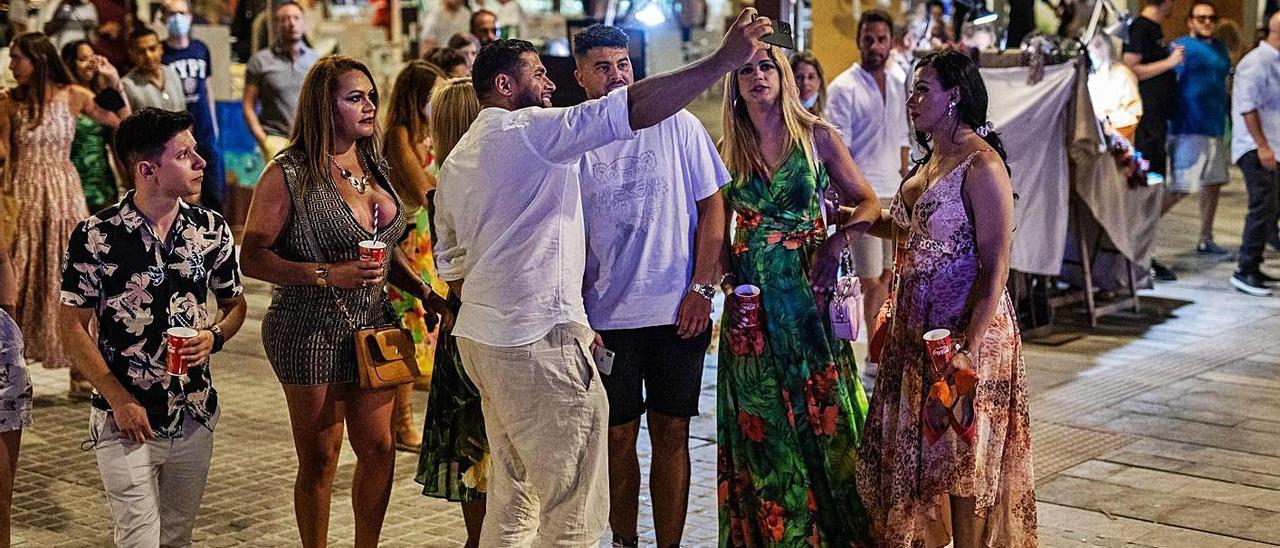 Ibiza es la única isla que mantiene las restricciones hasta la una de la madrugada. | ZOWY VOETEN