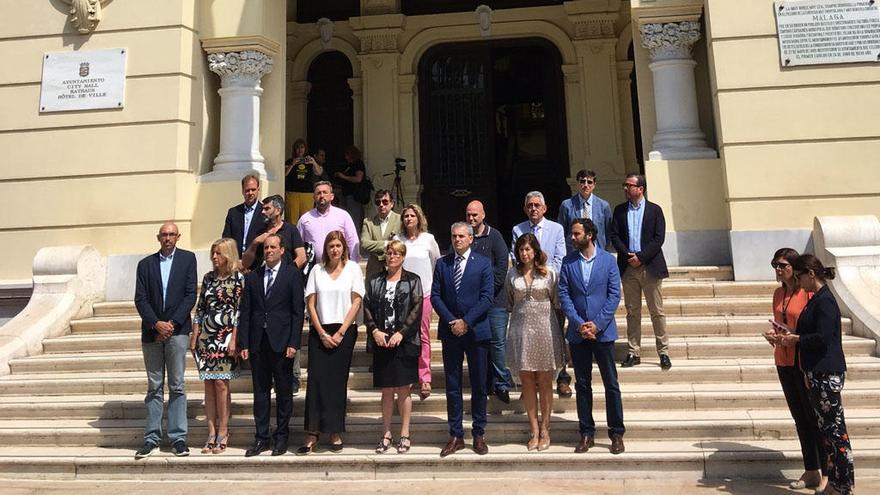 Concentración por los atentados de Mánchester a las puertas del Ayuntamiento.