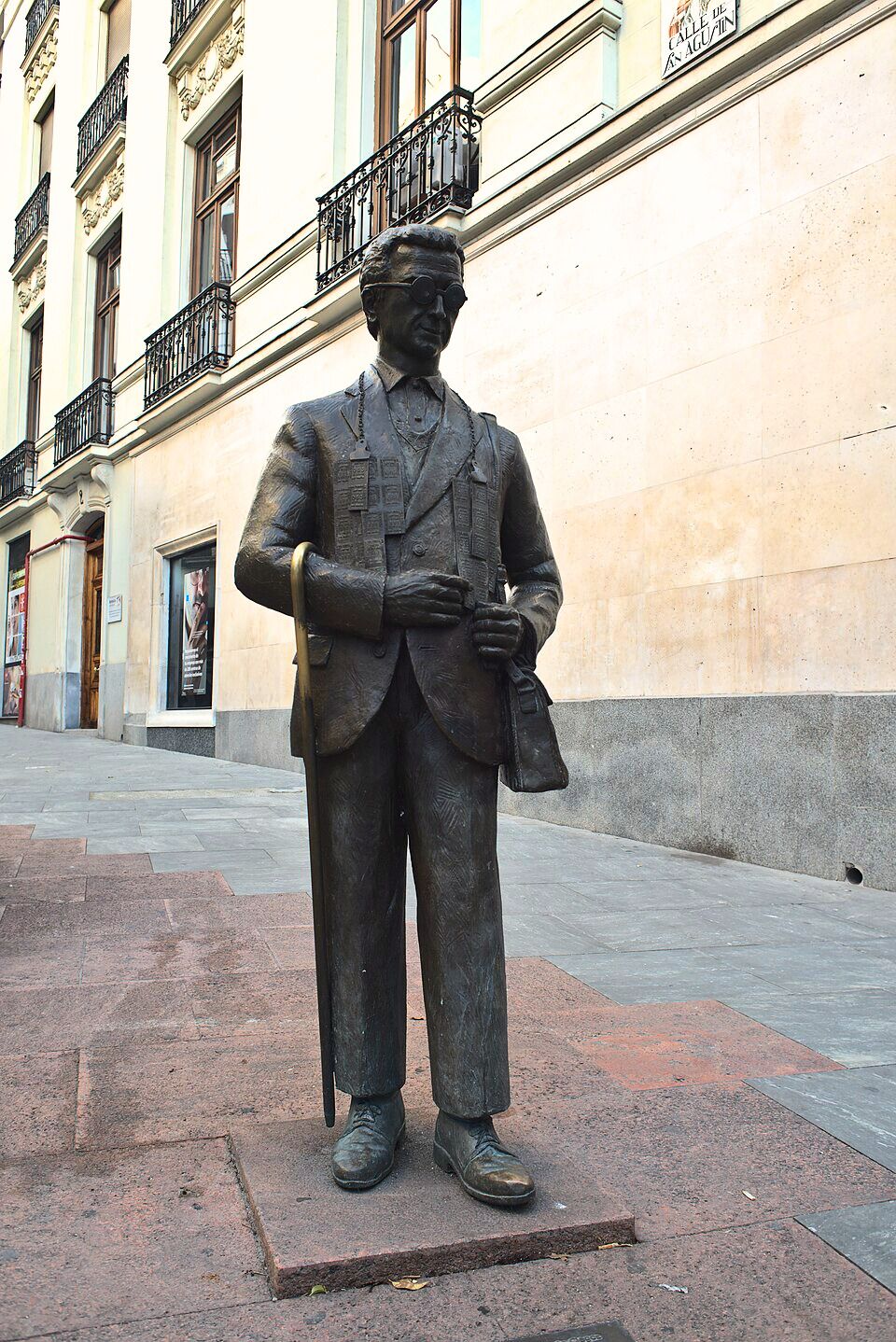 La estatua de Fortunato está hecha de bronce