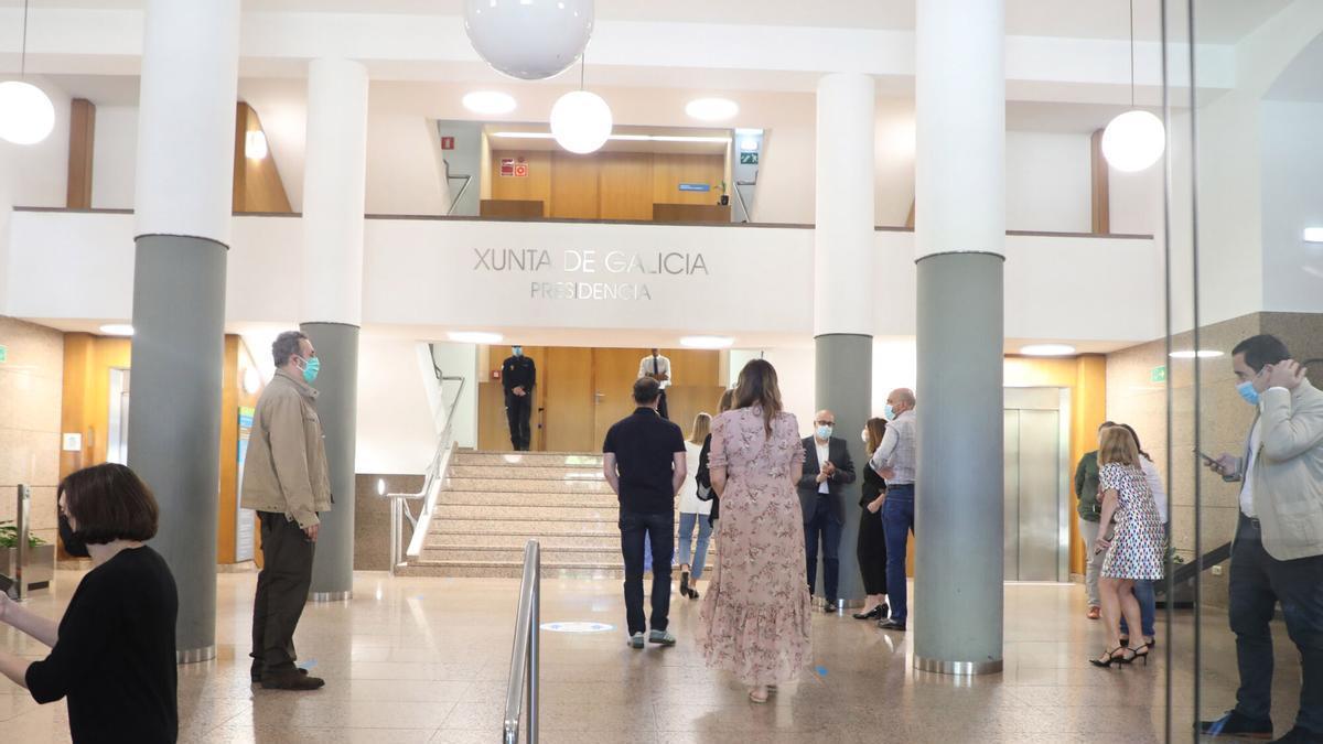 Entrada de funcionarios por la puerta principal de la Xunta en San Caetano.