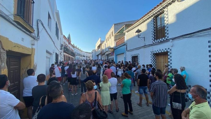 Los vecinos de Valle de Santa, en la protesta.