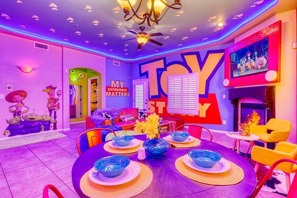 Dormir en la casa de 'Toy Story', Barbie, Los Picapiedra... los  alojamientos más locos de Airbnb - Viajar