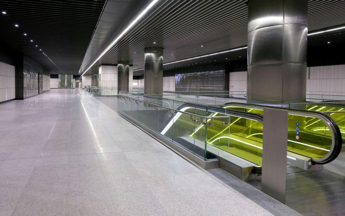 Estación Canary Wharf de LondresLa estación con centro comercial Canary Wharf Crossrail, de la nueva línea ferroviaria rápida subterránea de Londres, lleva la firma del estudio de arquitectura Fosters y 250.000 m2 de granito “Azul Extremadura” y “Blanco Celta”. | // EUROBANDAS
