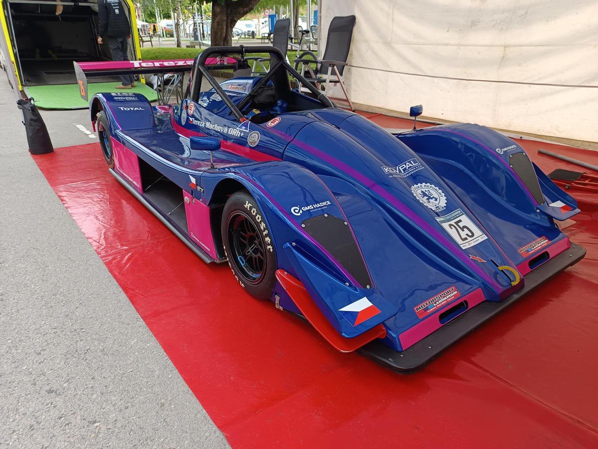 Gran ambiente automovilístico en Arriondas por la Subida al Fitu