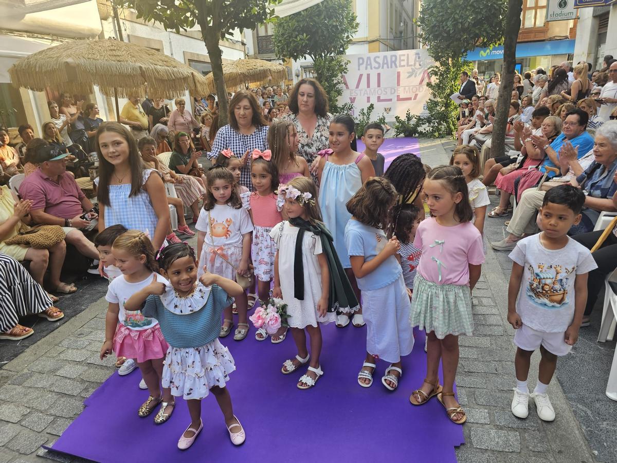 Los niños participantes en el desfile.