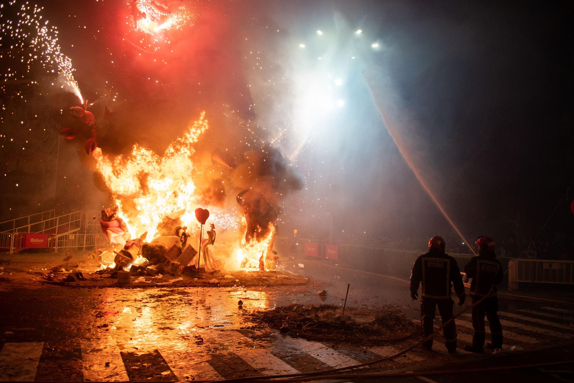 Los mejores momentos de una 'Nit de la Cremà' para el recuerdo en Burriana