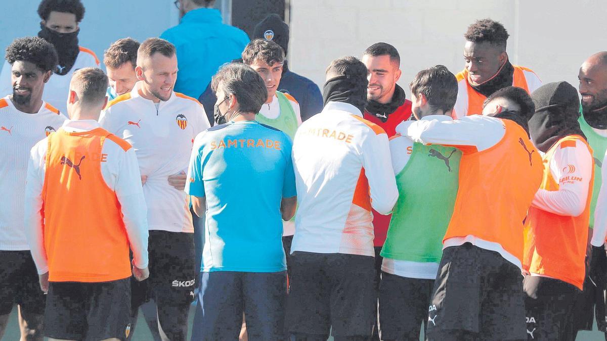 Los jugadores preparan el partido en el entrenamiento de ayer en Paterna