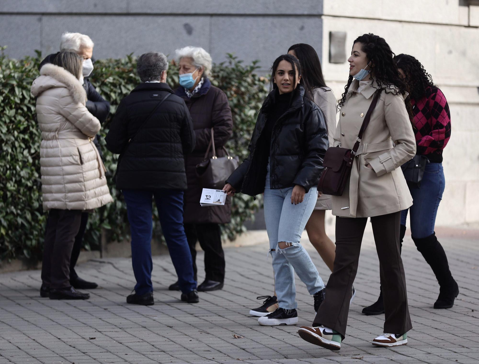 Varias personas caminan por la calle sin mascarilla a principios de febrero, en Madrid.