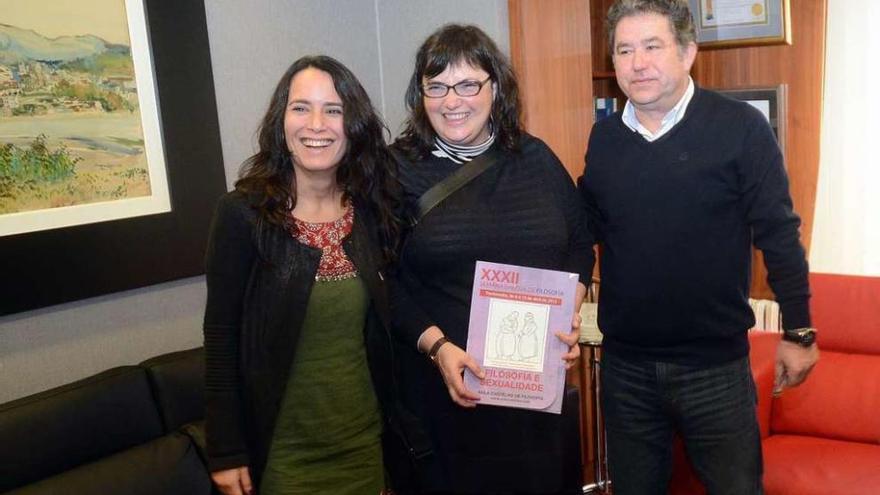 Montse Bragado y Ana Regueira, del Aula Castelao, y el alcalde Miguel Fernández Lores. // Rafa Vázquez