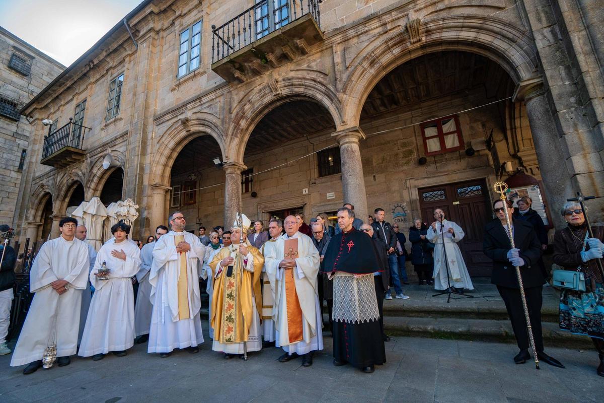 Santiago vive la Pascua con la procesión del Cristo Resucitado y el encuentro en la Quintana Santiago vive la Pascua con la procesión del Cristo Resucitado y el encuentro en la Quintana