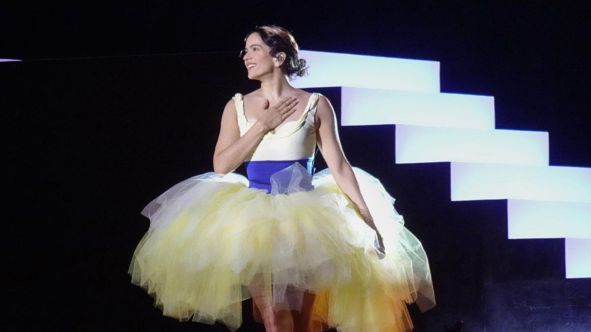 La cantante española Rosalía reacciona durante una presentación este jueves, en Bogotá (Colombia).