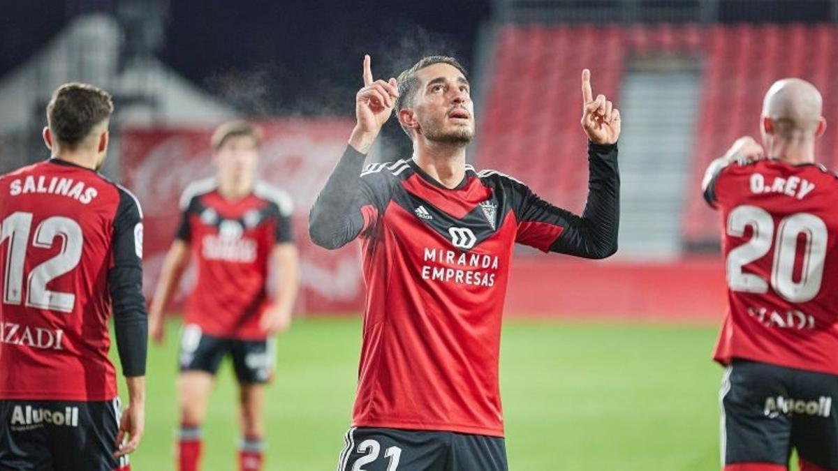 Roberto López celebra un gol en el Mirandés con dedicatoria a su padre fallecido.