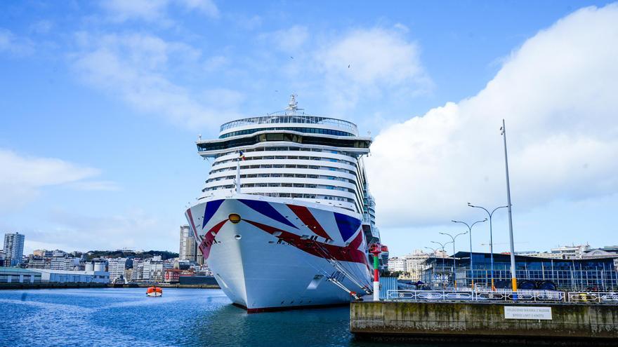 Atraca en el puerto de A Coruña el crucero Arvia, con más de 5.000 pasajeros