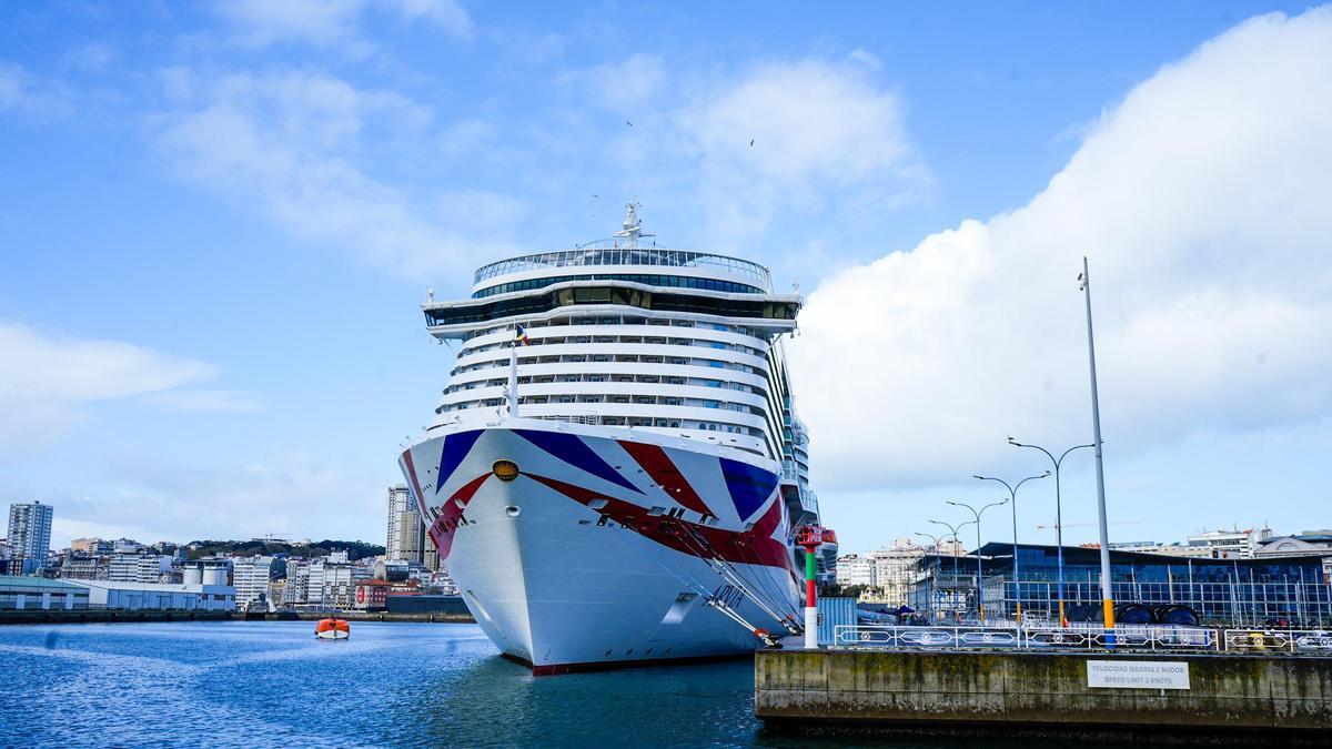 Crucero Arvia en el puerto de A Coruña