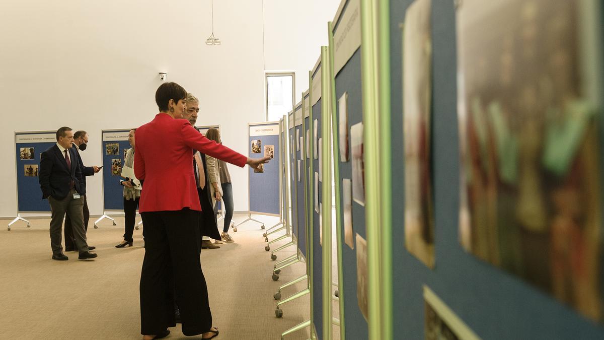 El rector y la vicedecana de Fisioterapia en la exposición del 20 aniversario.