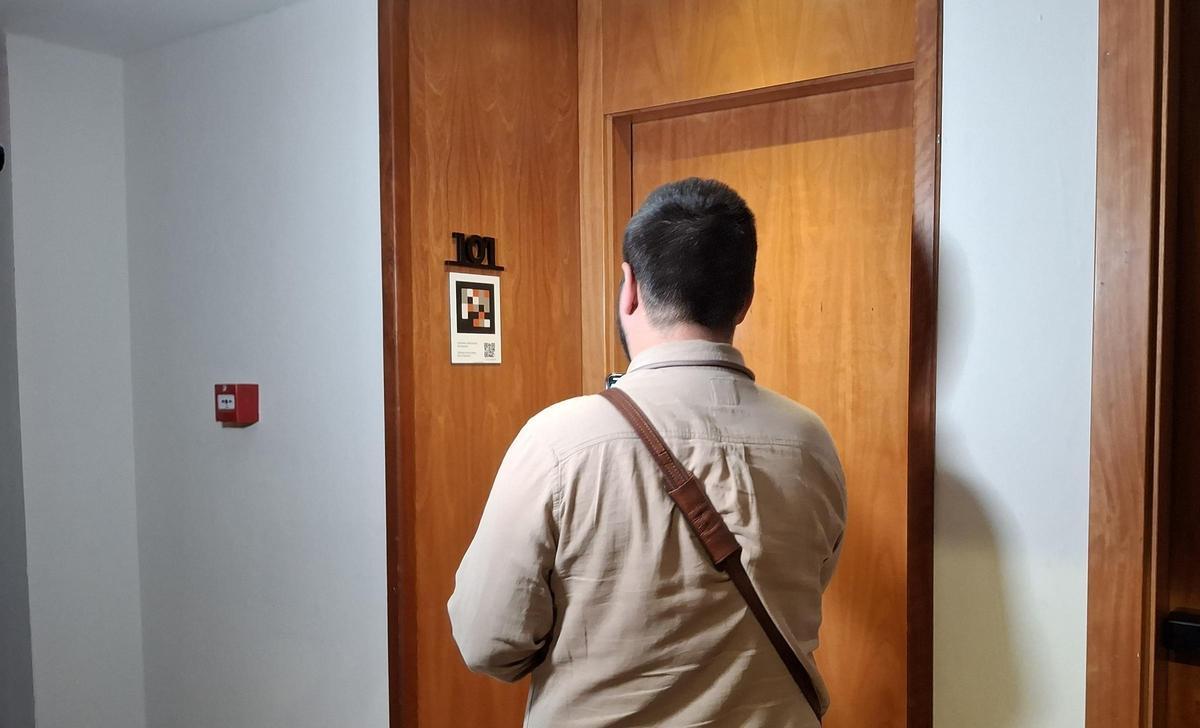Sergio dirige su móvil al código de la habitación 101