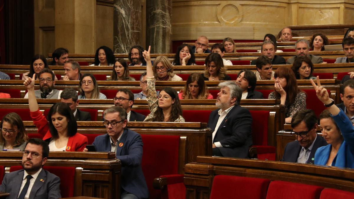 Junts i ERC voten a favor de la dimissió de Robles i el PSC hi vota en contra durant el ple del Parlament