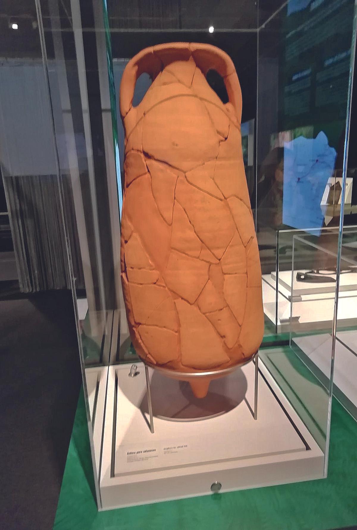 Anfóra romana reconstruida en una exposición arqueológica.