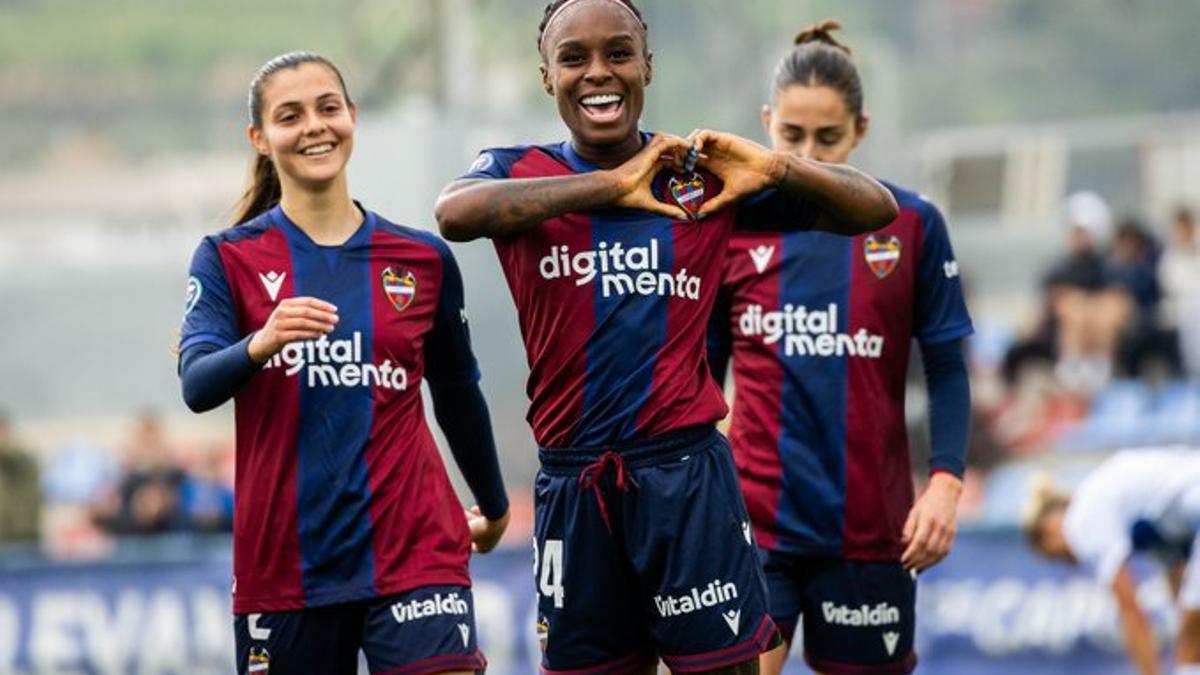 Chacón celebra uno de sus tantos ante el Tenerife
