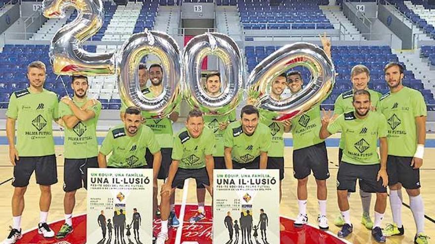 La plantilla del Palma celebra la histórica cifra de 2000 socios.