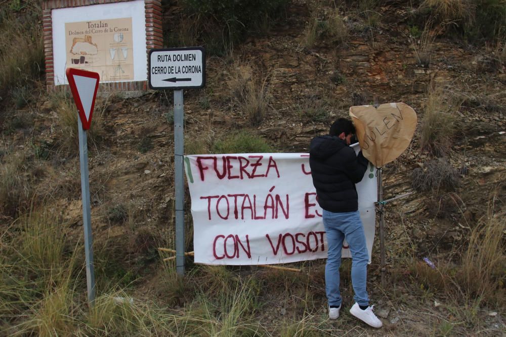 Los operarios trabajan en el 'encamisado' del túnel de rescate introduciendo tubos que aseguren la galería.