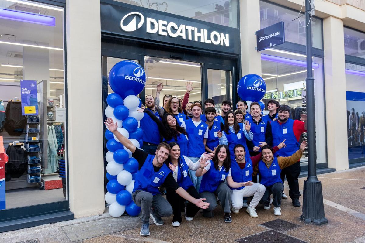 El equipo de Decahlon S’Olivar en la puerta de la nueva tienda.