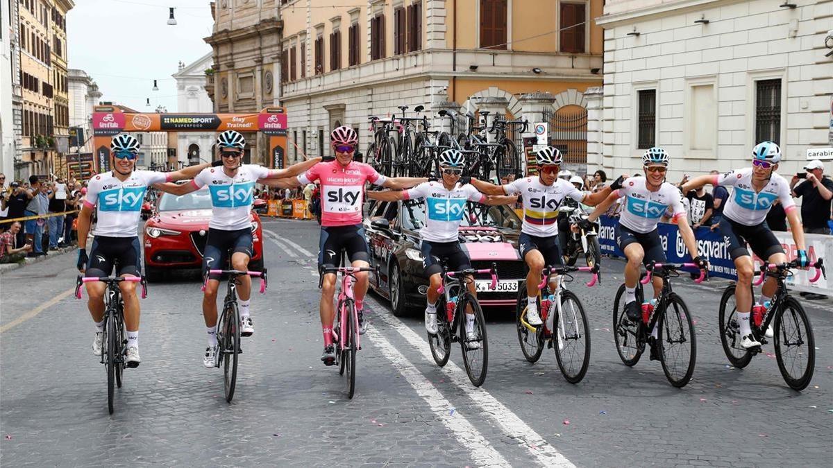 Chris Froome, flanqueado por sus compañeros durante los primeros kilómetros de la última etapa del Giro, en Roma.