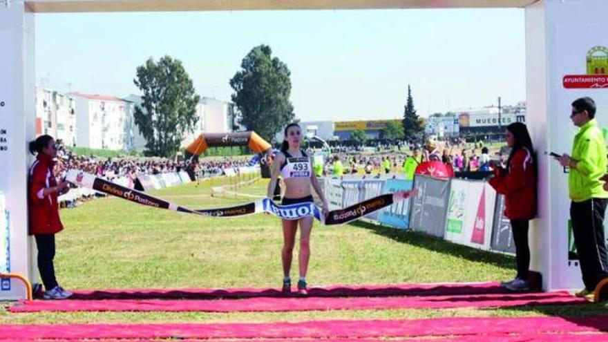 Carmela Cardama cruza la línea de meta en Mérida. // RFEA