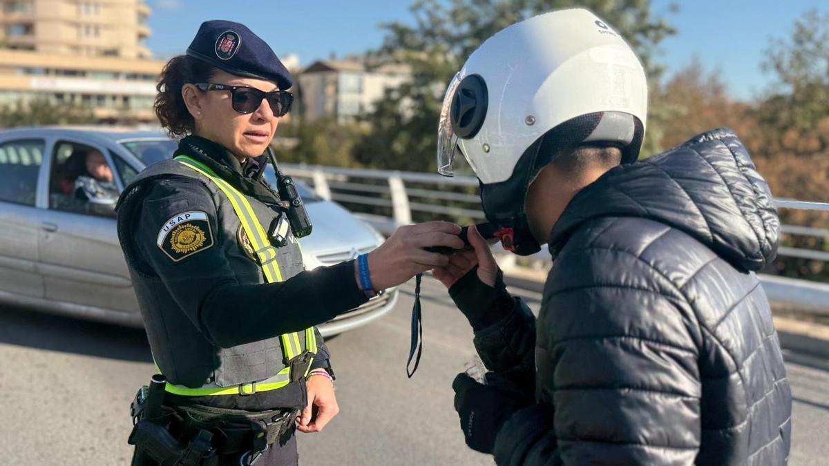 Prueba de alcoholemia en un control de la Policía Local de València.