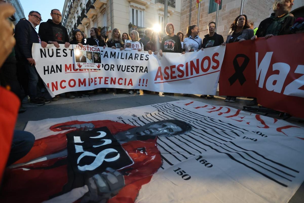 Decenas de valencianos se concentran frente a las Corts para pedir el enjuiciamiento de Mazón por su gestión de la dana