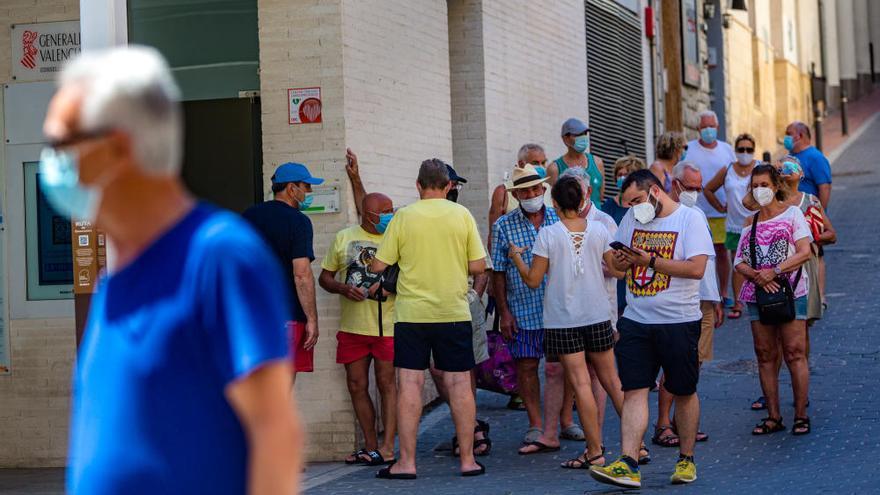 Primeras colas para reservar una parcela en la playa de Levante de Benidorm