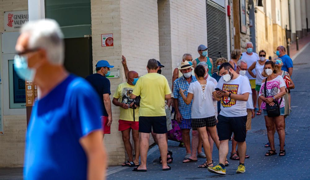 La puesta en marcha de la plataforma web para poder acceder al arenal este viernes provoca en los puntos de información una espera de entre 1 y 2 horas y las quejas de algunos usuarios.