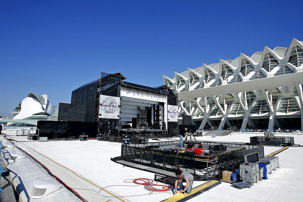 Preparativos de un escenario musical en Cacsa