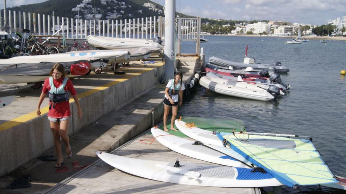 El windsurf completa la amplia oferta de la escuela de vela del CN Santa Eulària 