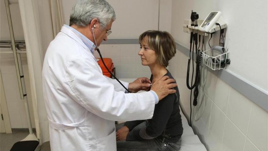Los médicos de familia de Extremadura atienden a 32 pacientes de media al día