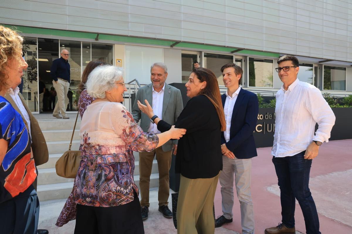 Autoridades asistentes al acto en Neurociencias