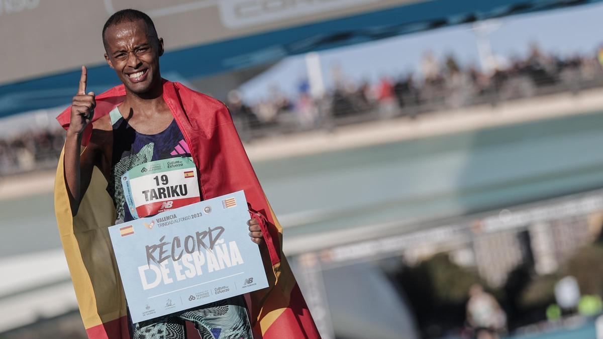 Tariku Novales tras lograr el récord de España de maratón en Valencia.