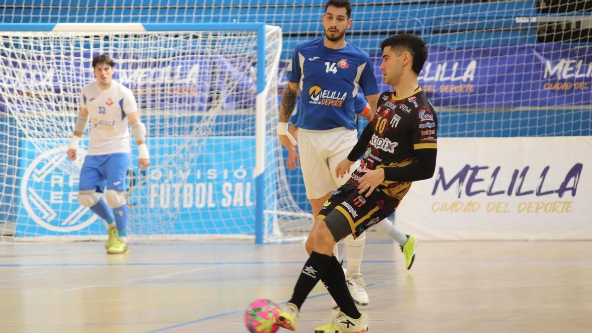 Raúl López hace un pase ante la vigilancia de Joaki.