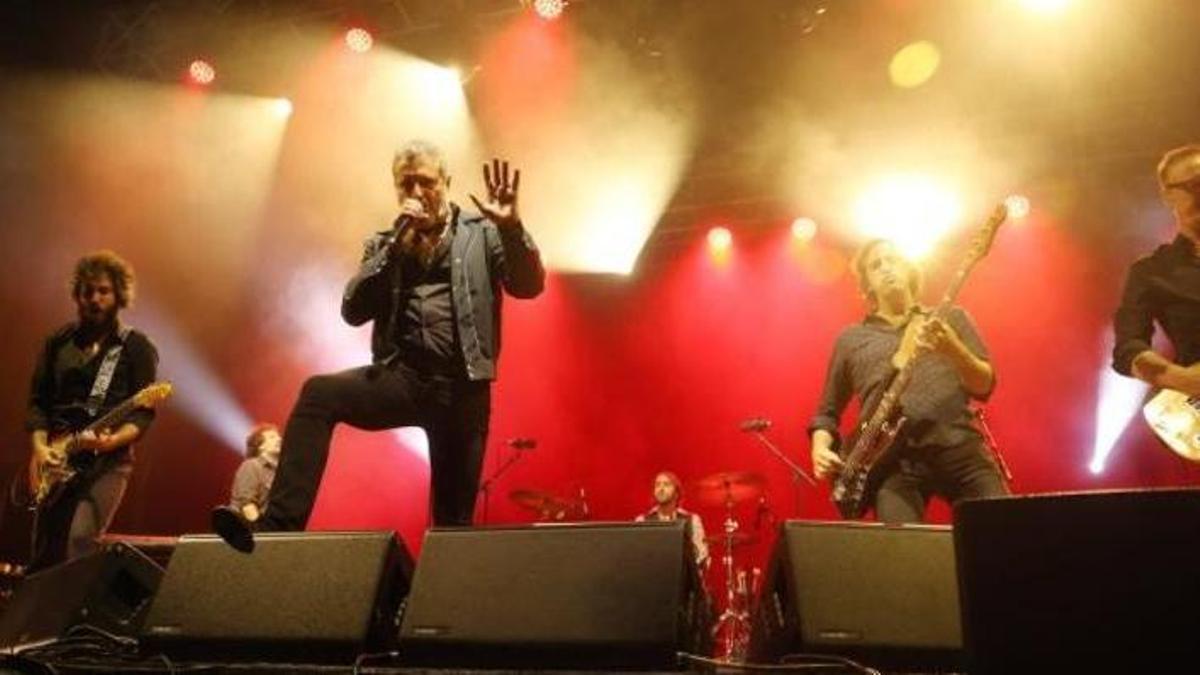 M-Clan, en pleno concierto en la plaza de España