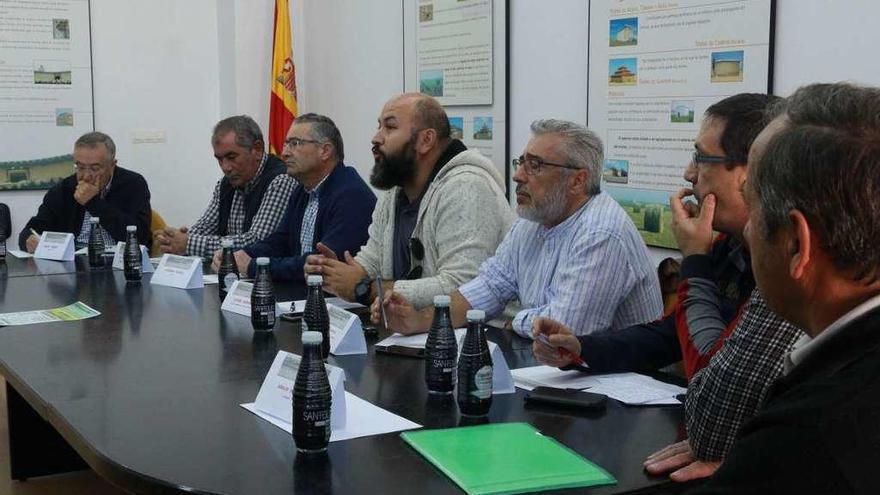 Ponentes de la charla-coloquio sobre la macrogranja, celebrada ayer en Villafáfila.