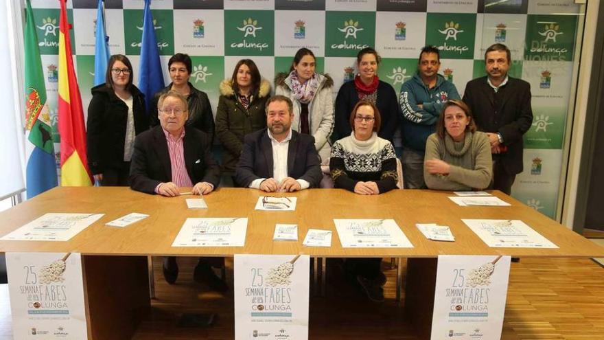 Cosecheros y representantes municipales y de los empresarios, ayer, durante la presentación.