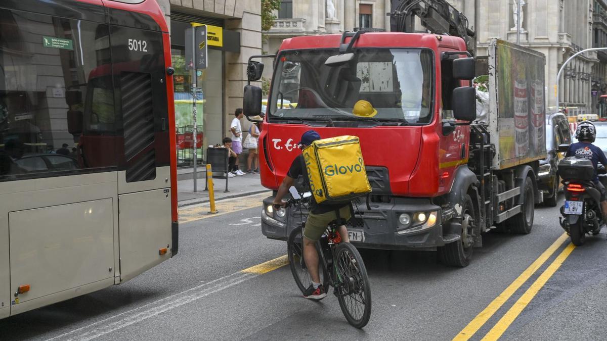 Un repartidor de Glovo a la Via Laietana de Barcelona, l’agost passat. | JORDI COTRINA