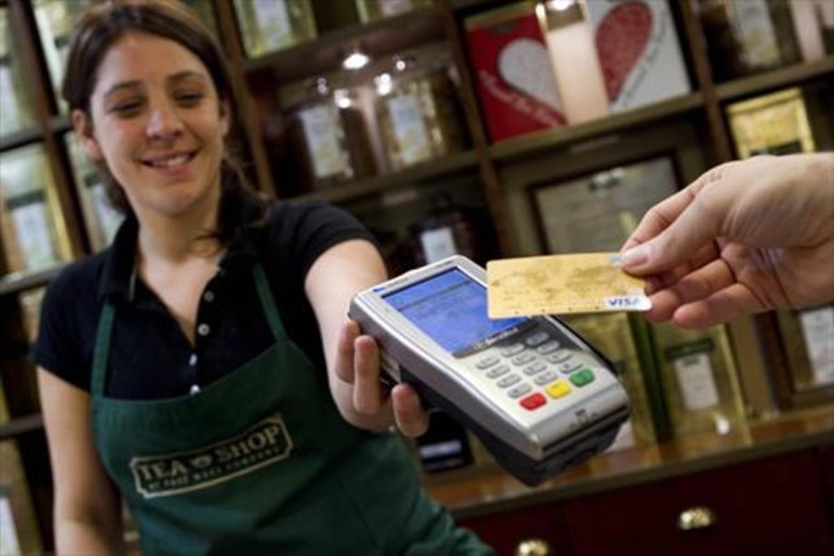 Pagament amb una targeta ’contactless’. Pagament amb una targeta ’contactless’.